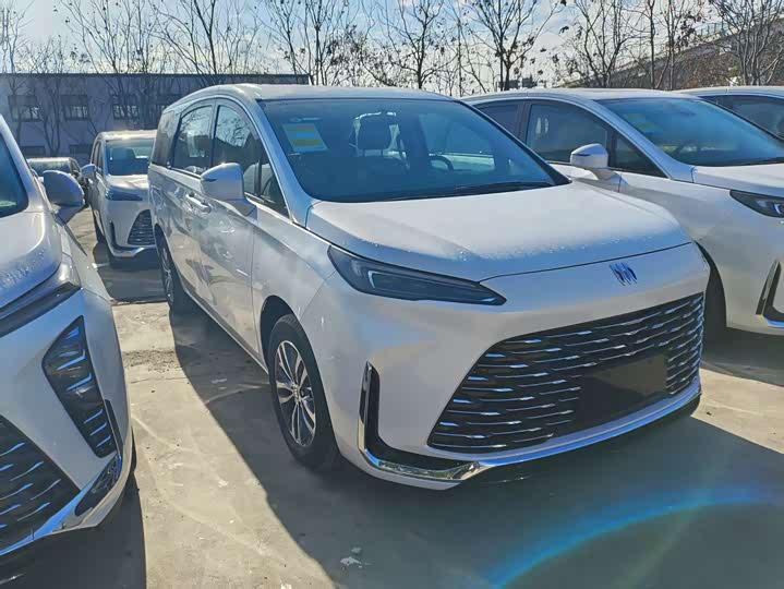 Photo 2 - Buick GL8 ES