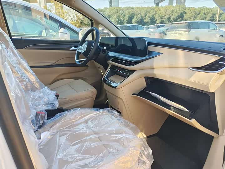 Photo 3 - Buick GL8 ES