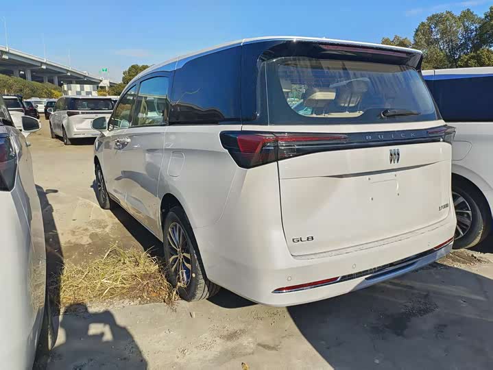 Photo 5 - Buick GL8 ES