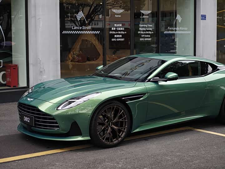 Фото 2 - Aston Martin DB12