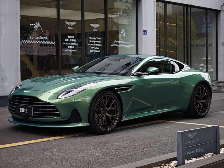 Фото 6 - Aston Martin DB12