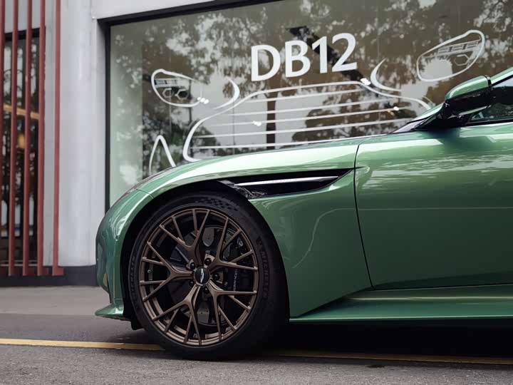 Фото 7 - Aston Martin DB12