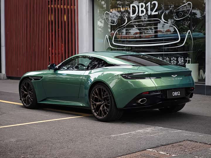Фото 8 - Aston Martin DB12