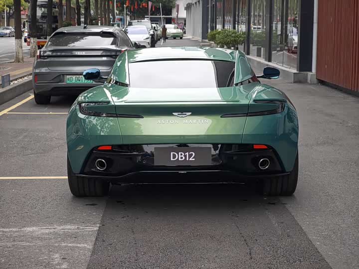Фото 9 - Aston Martin DB12