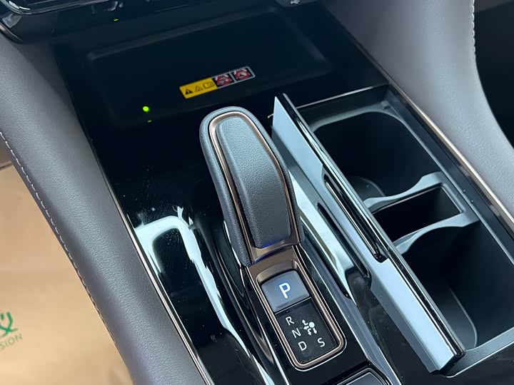 Photo 11 - Toyota Alphard