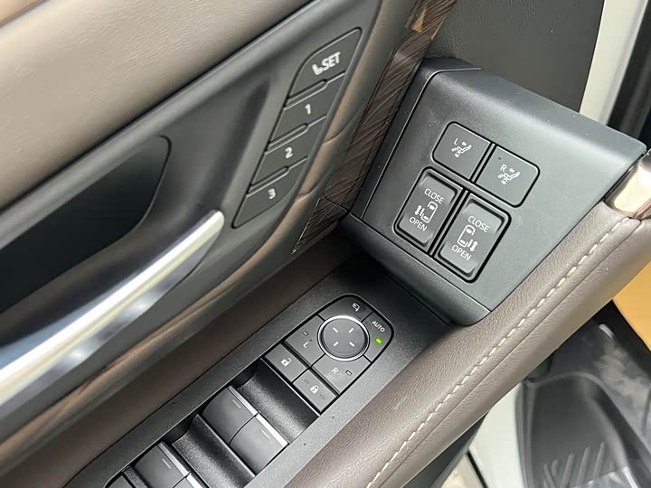 Photo 12 - Toyota Alphard