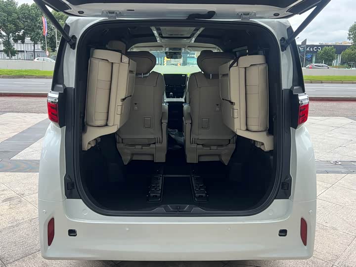 Photo 25 - Toyota Alphard