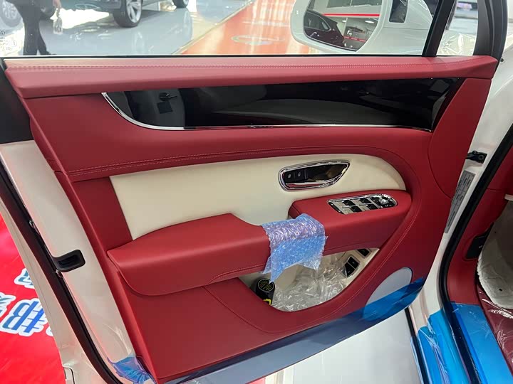 Фото 11 - Bentley Bentayga