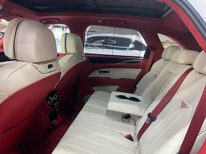 Фото 15 - Bentley Bentayga