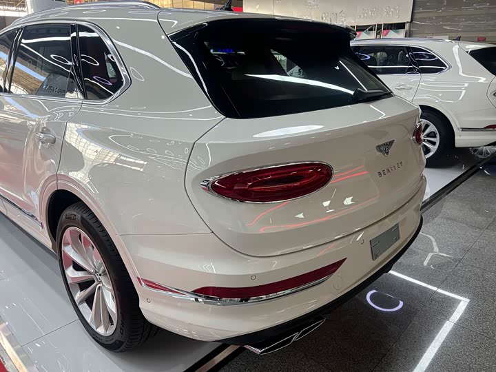 Фото 18 - Bentley Bentayga