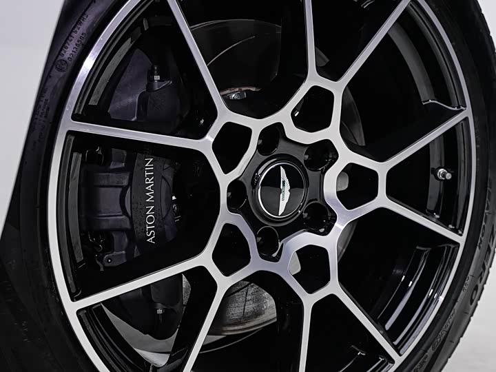 Фото 6 - Aston Martin DBX