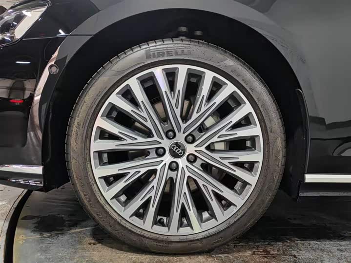 Фото 15 - Audi A8