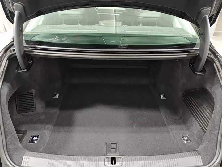 Фото 17 - Audi A8