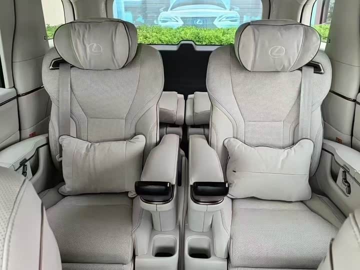 Фото 3 - Lexus LM