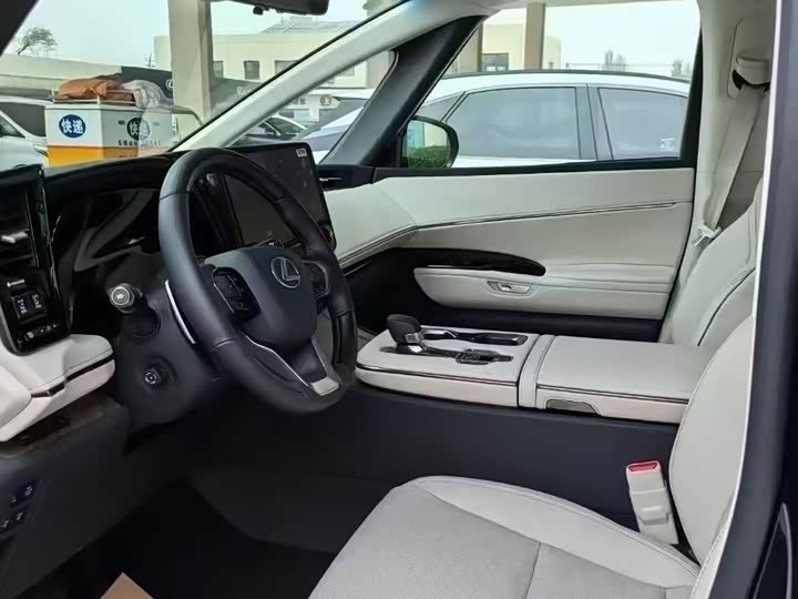 Фото 4 - Lexus LM