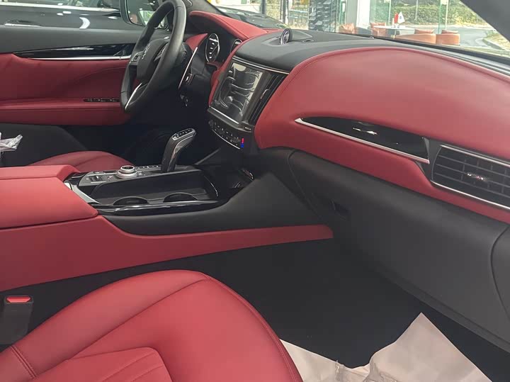 Фото 6 - Maserati Levante