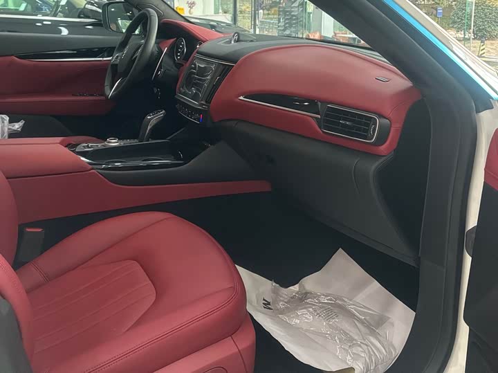 Фото 8 - Maserati Levante