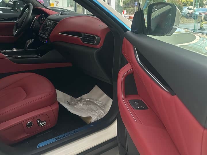 Фото 9 - Maserati Levante