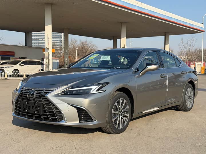 Фото 1 - Lexus ES