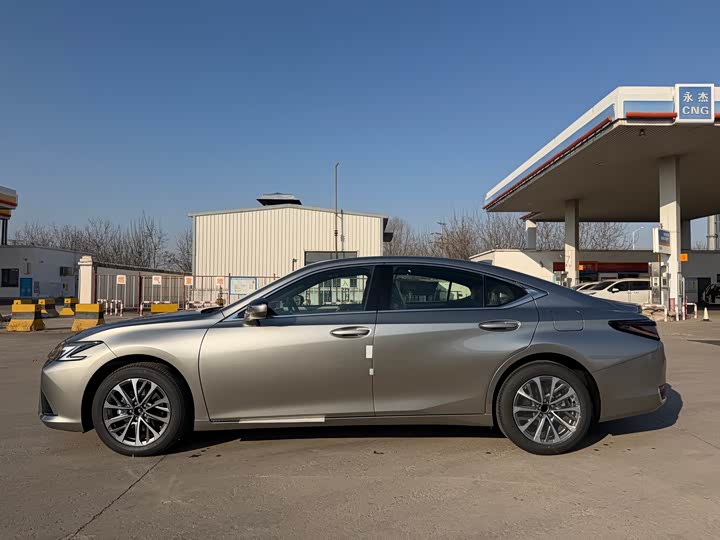 Фото 5 - Lexus ES