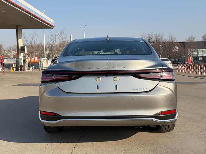 Фото 7 - Lexus ES