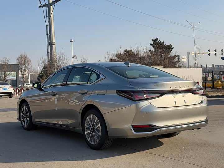 Фото 8 - Lexus ES