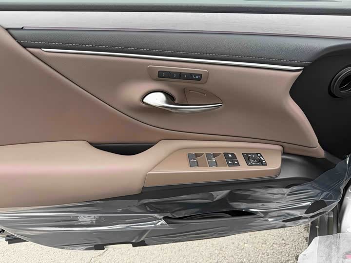 Фото 9 - Lexus ES