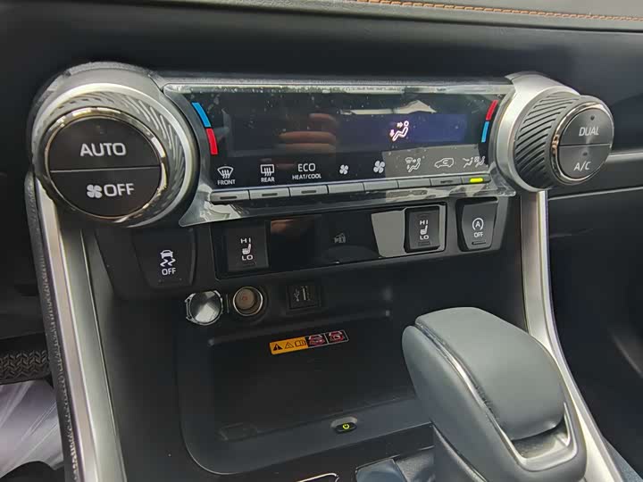 Фото 8 - Toyota RAV4