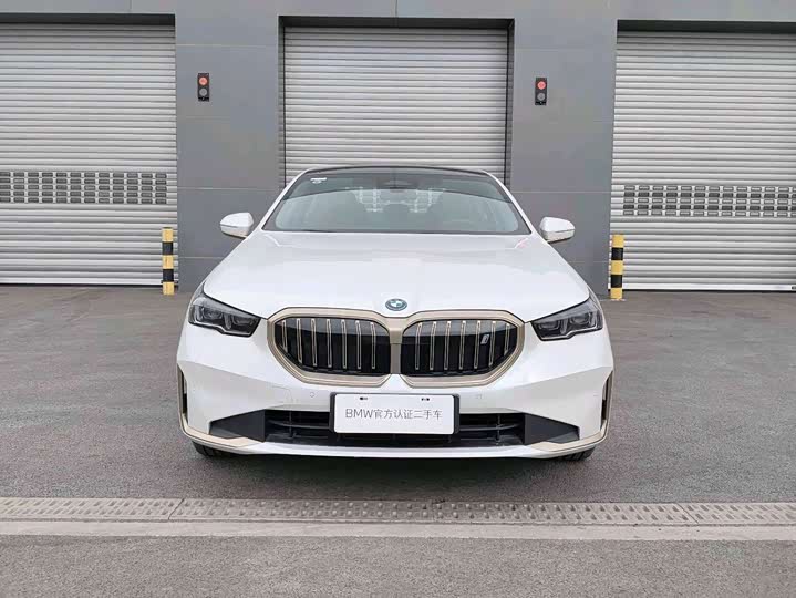Фото 2 - BMW i5