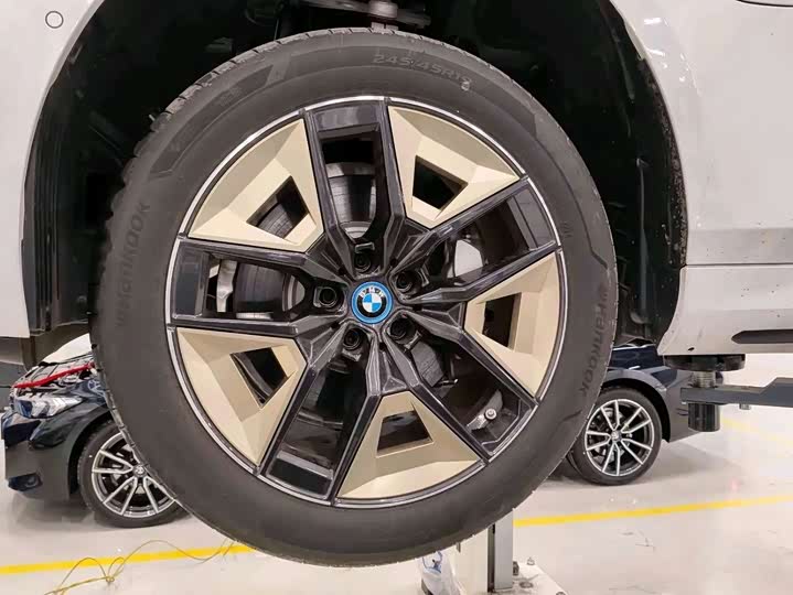 Фото 8 - BMW i5
