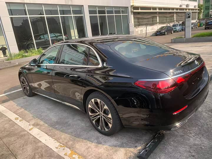 Photo 3 - Mercedes-Benz E-Class