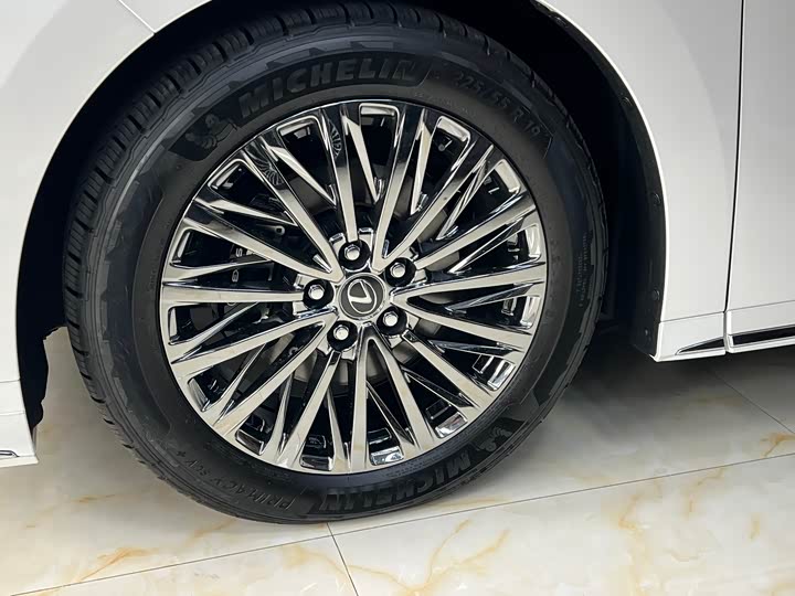 Фото 6 - Lexus LM