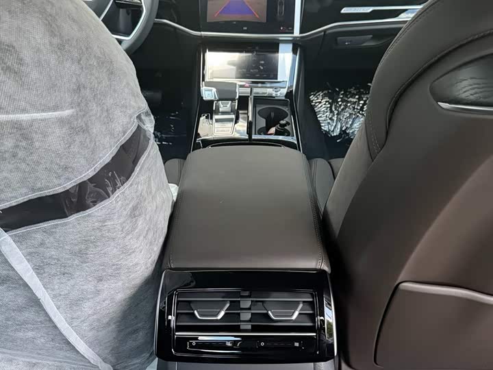 Фото 12 - Audi A8