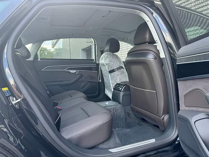 Фото 15 - Audi A8