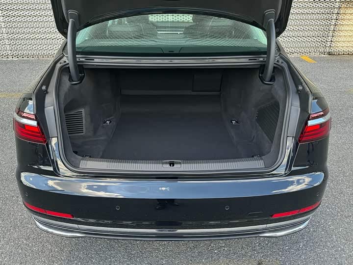 Фото 16 - Audi A8