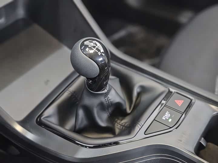 Фото 5 - Roewe i5