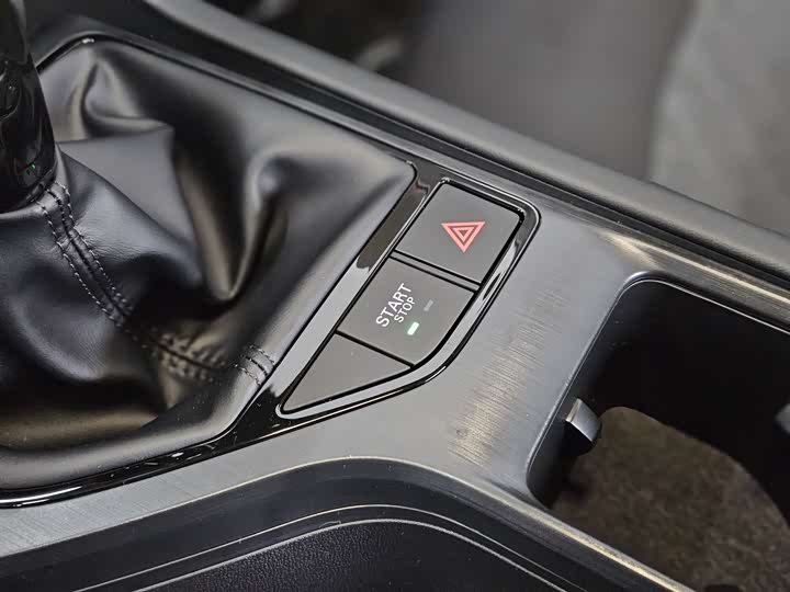 Фото 8 - Roewe i5