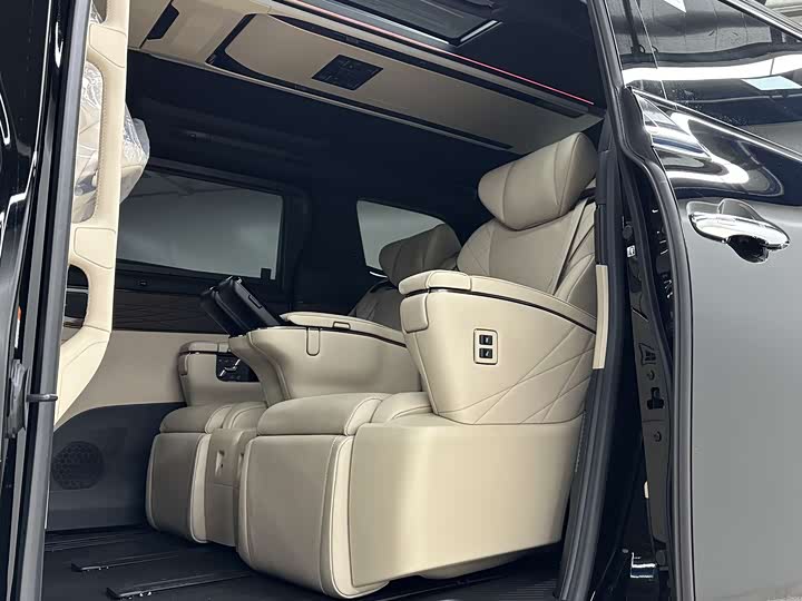 Фото 10 - Toyota Alphard