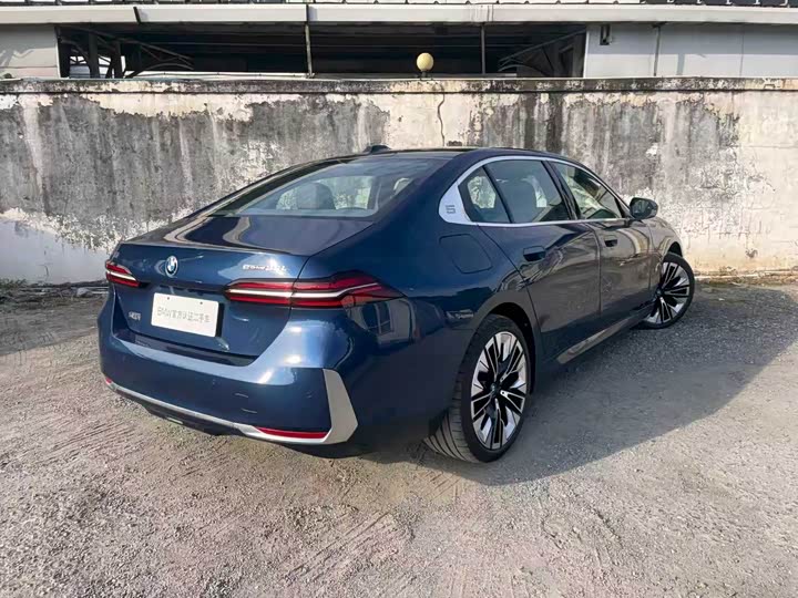Фото 4 - BMW i5