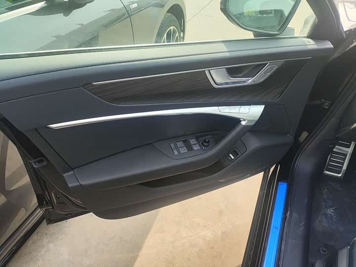 Фото 6 - Audi A6L