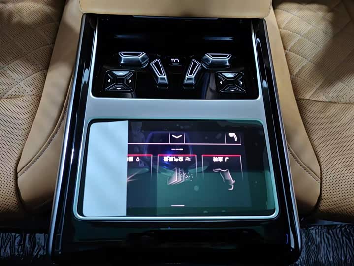 Фото 12 - Audi A8