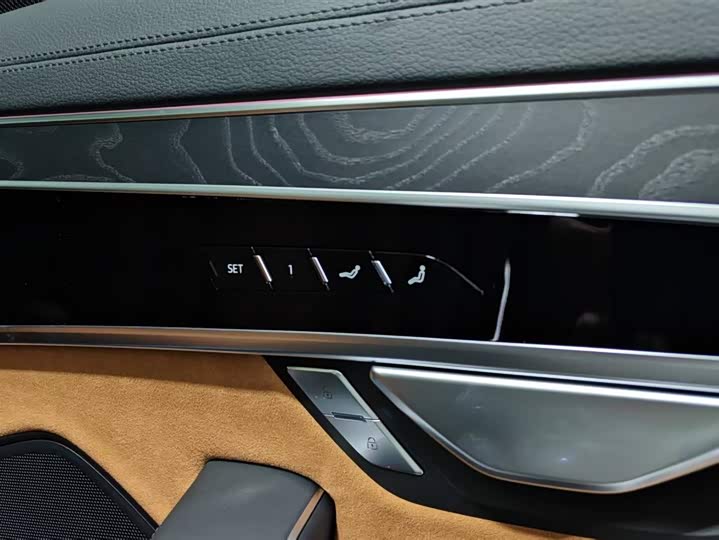 Фото 13 - Audi A8