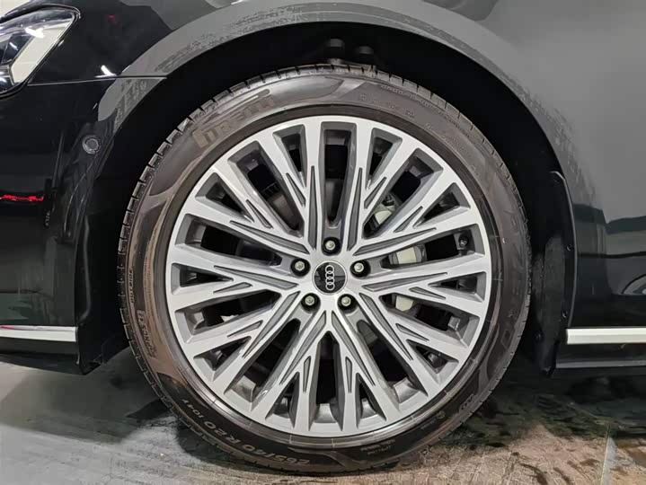 Фото 15 - Audi A8