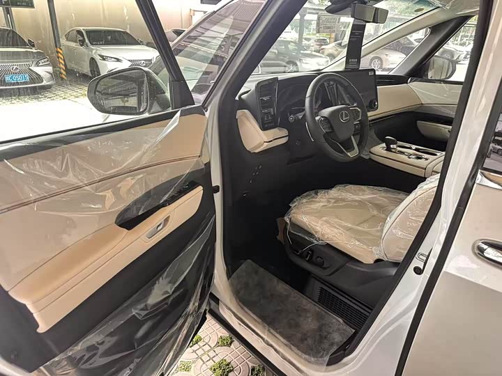 Фото 10 - Lexus LM