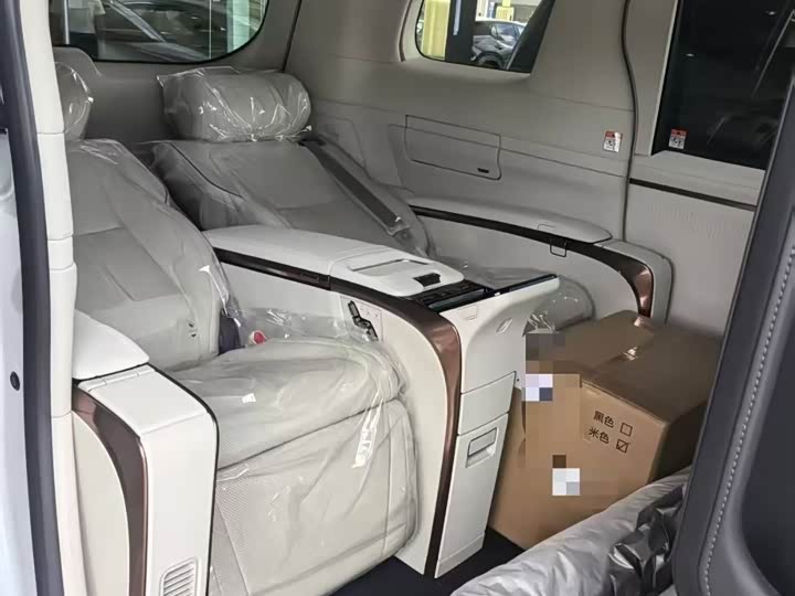 Фото 3 - Lexus LM