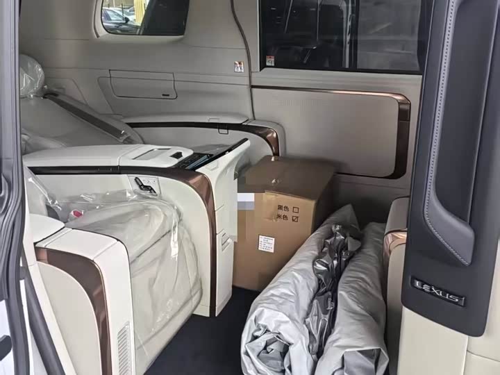 Фото 4 - Lexus LM