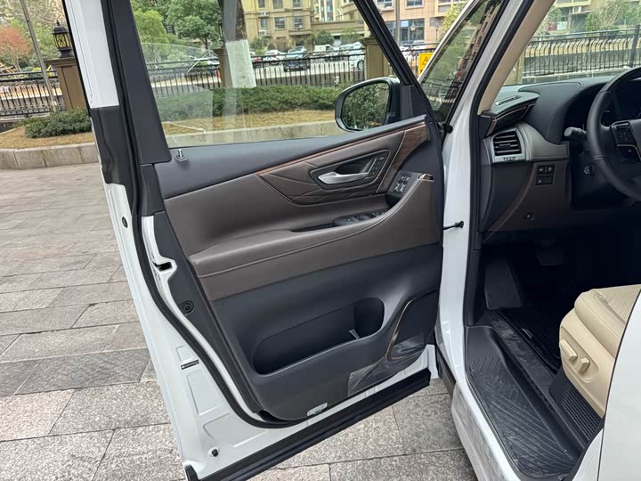 Photo 7 - Toyota Alphard