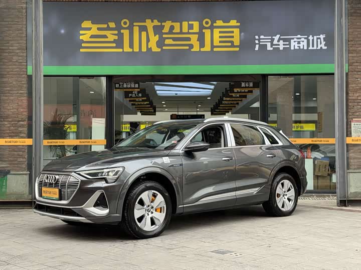 Фото 1 - Audi e-tron