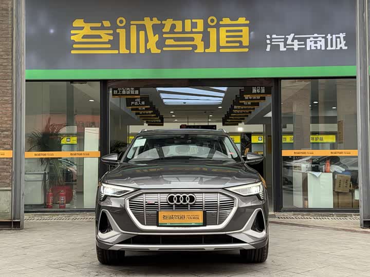 Фото 2 - Audi e-tron