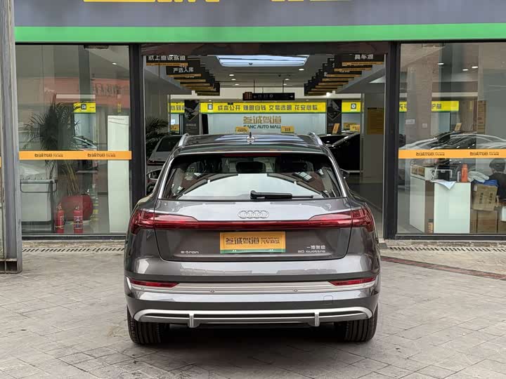 Фото 4 - Audi e-tron